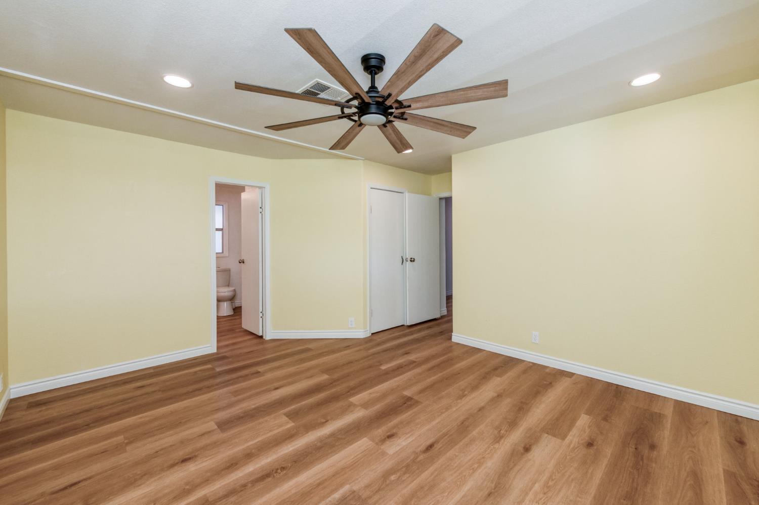 1001 Sylmar Ave #100, Clovis, CA 93612