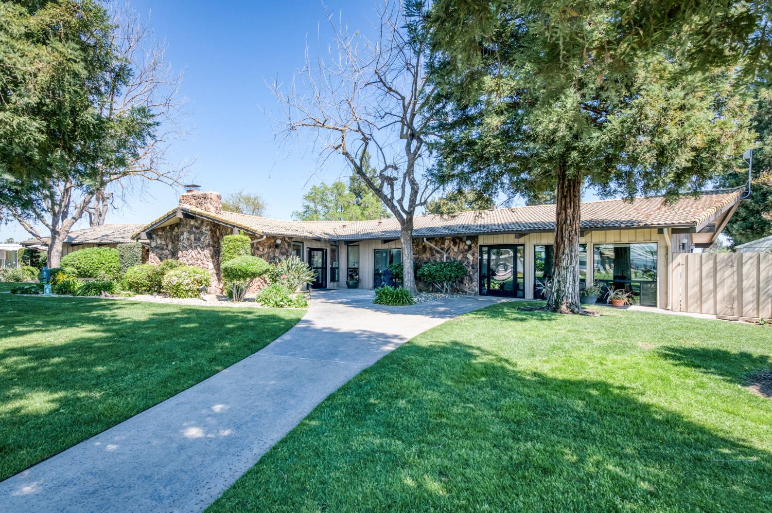 1001 Sylmar Ave #100, Clovis, CA 93612