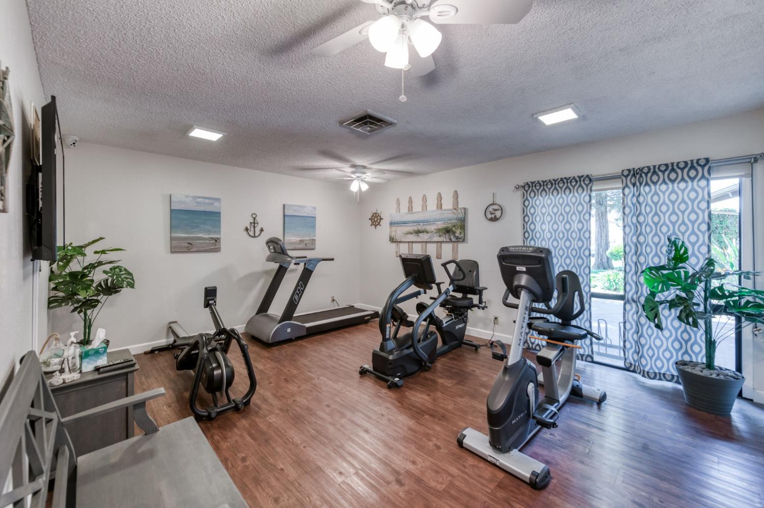 1001 Sylmar Ave #100, Clovis, CA 93612