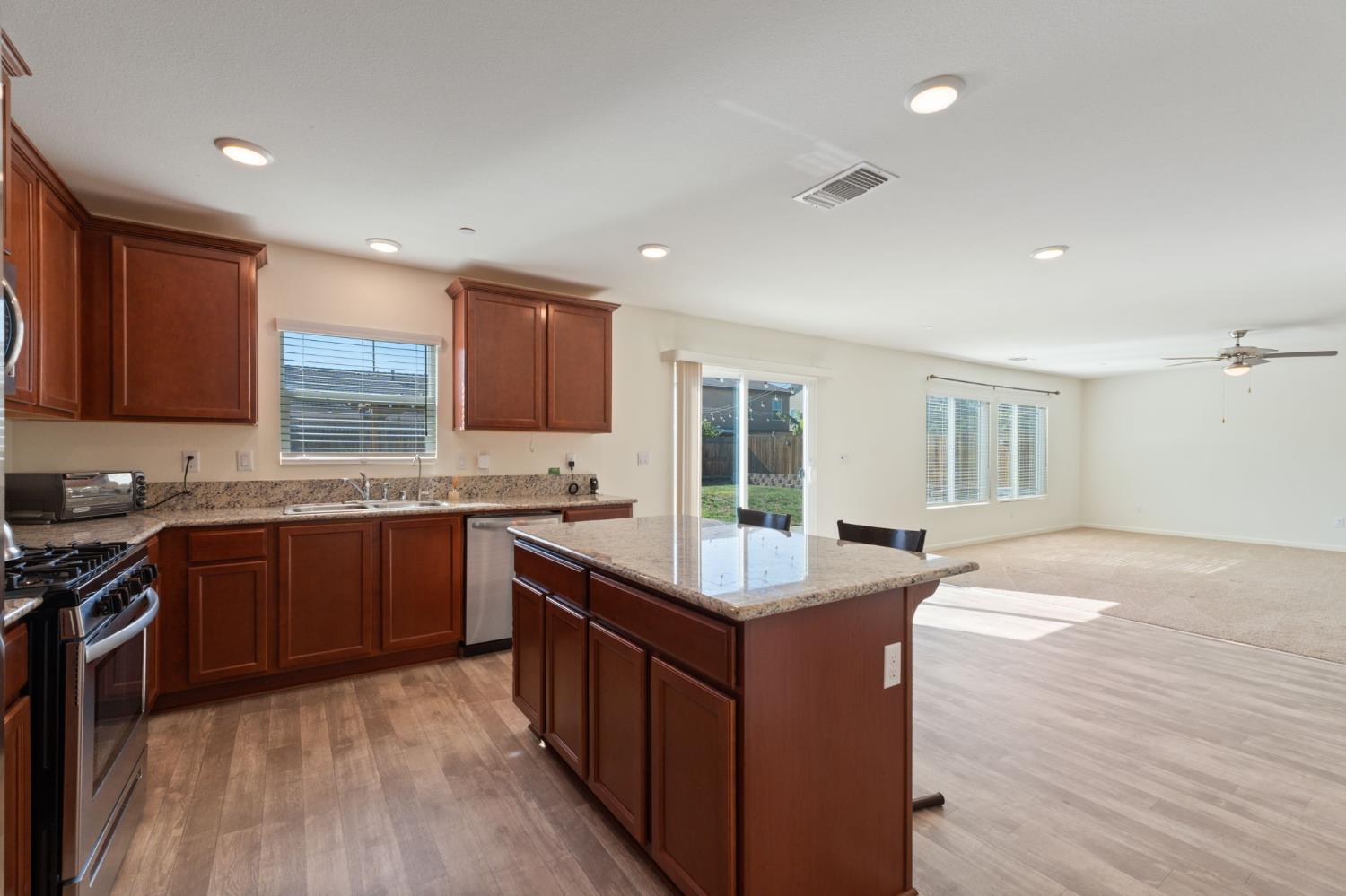 802 Reisling Ln, Coalinga, CA 93210