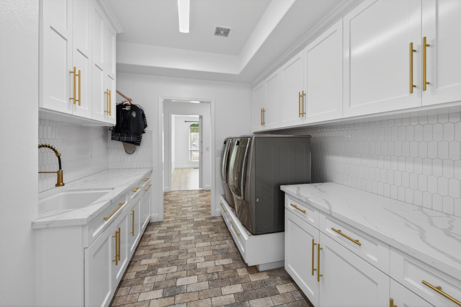 2853 Carolina Ave, Clovis, CA 93611