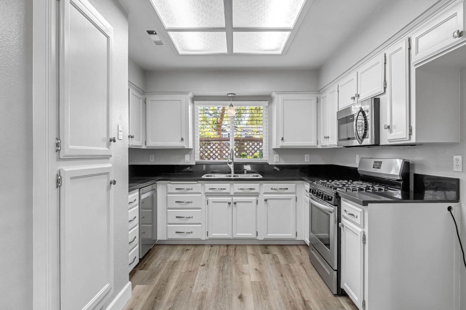 754 E Robin Ln, Fresno, CA 93730