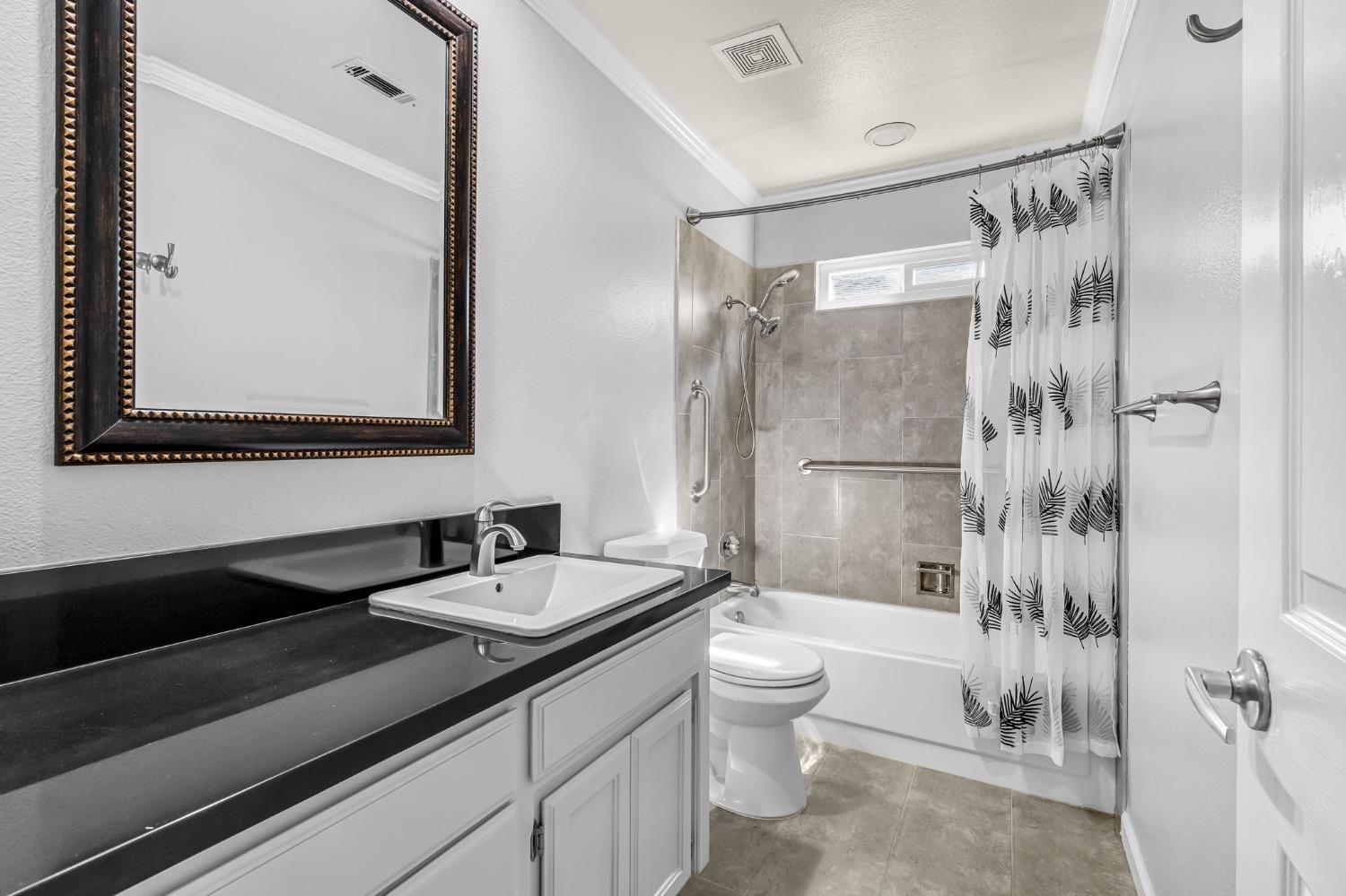 754 E Robin Ln, Fresno, CA 93730