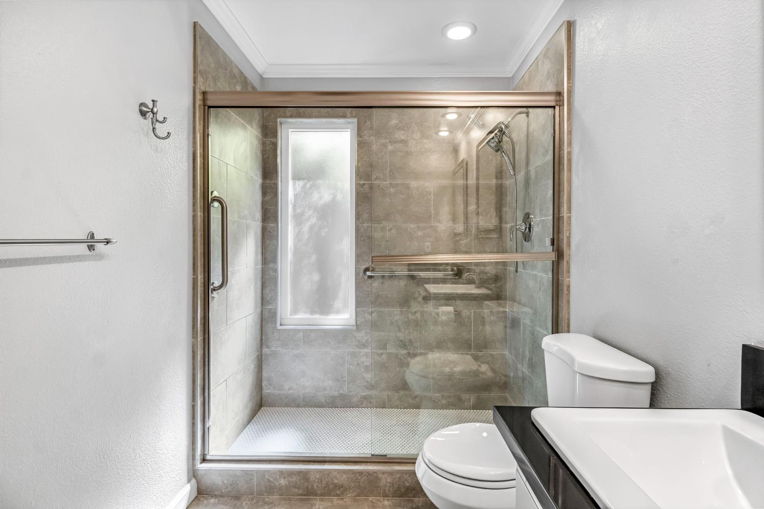 754 E Robin Ln, Fresno, CA 93730