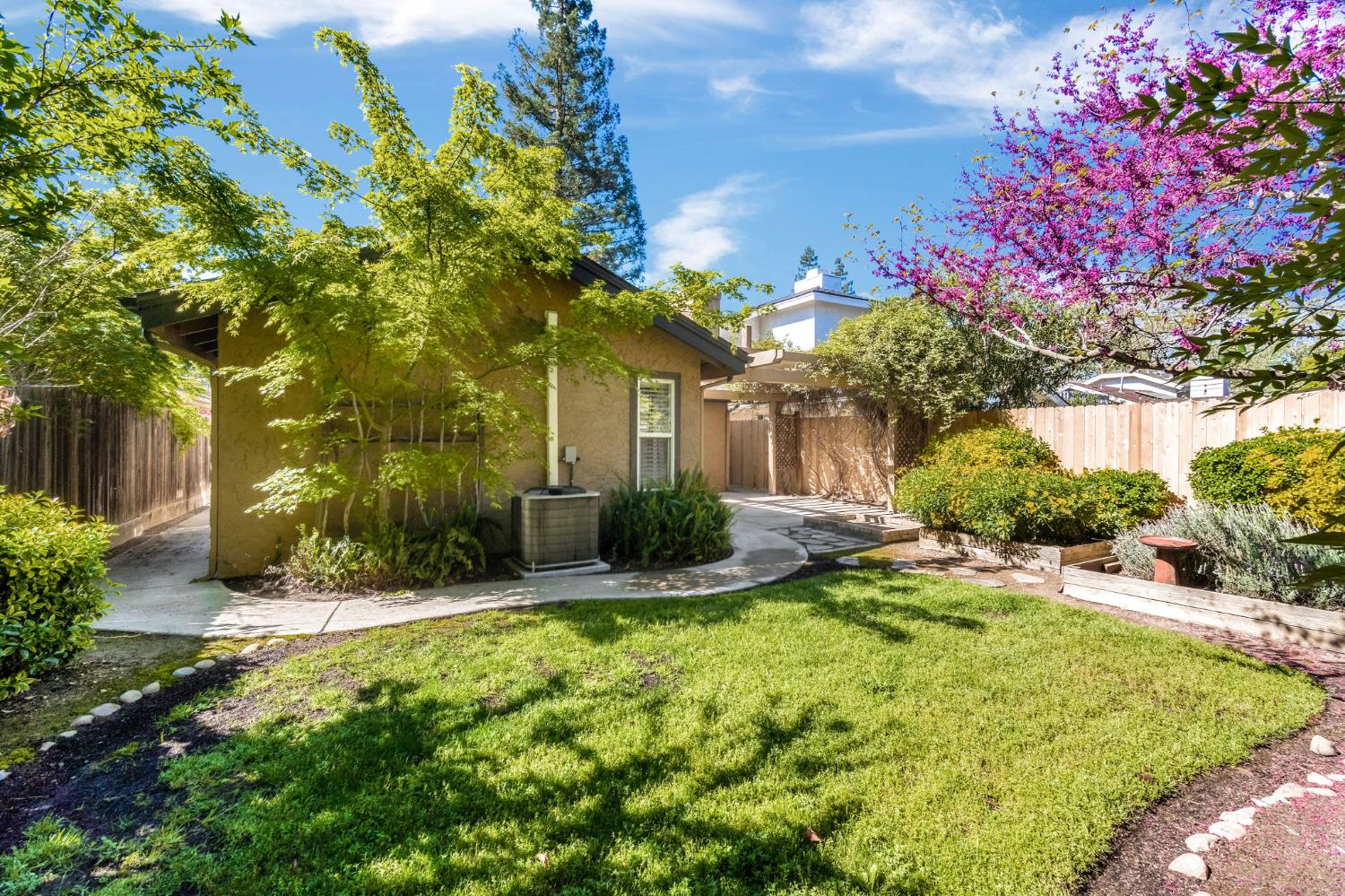 754 E Robin Ln, Fresno, CA 93730