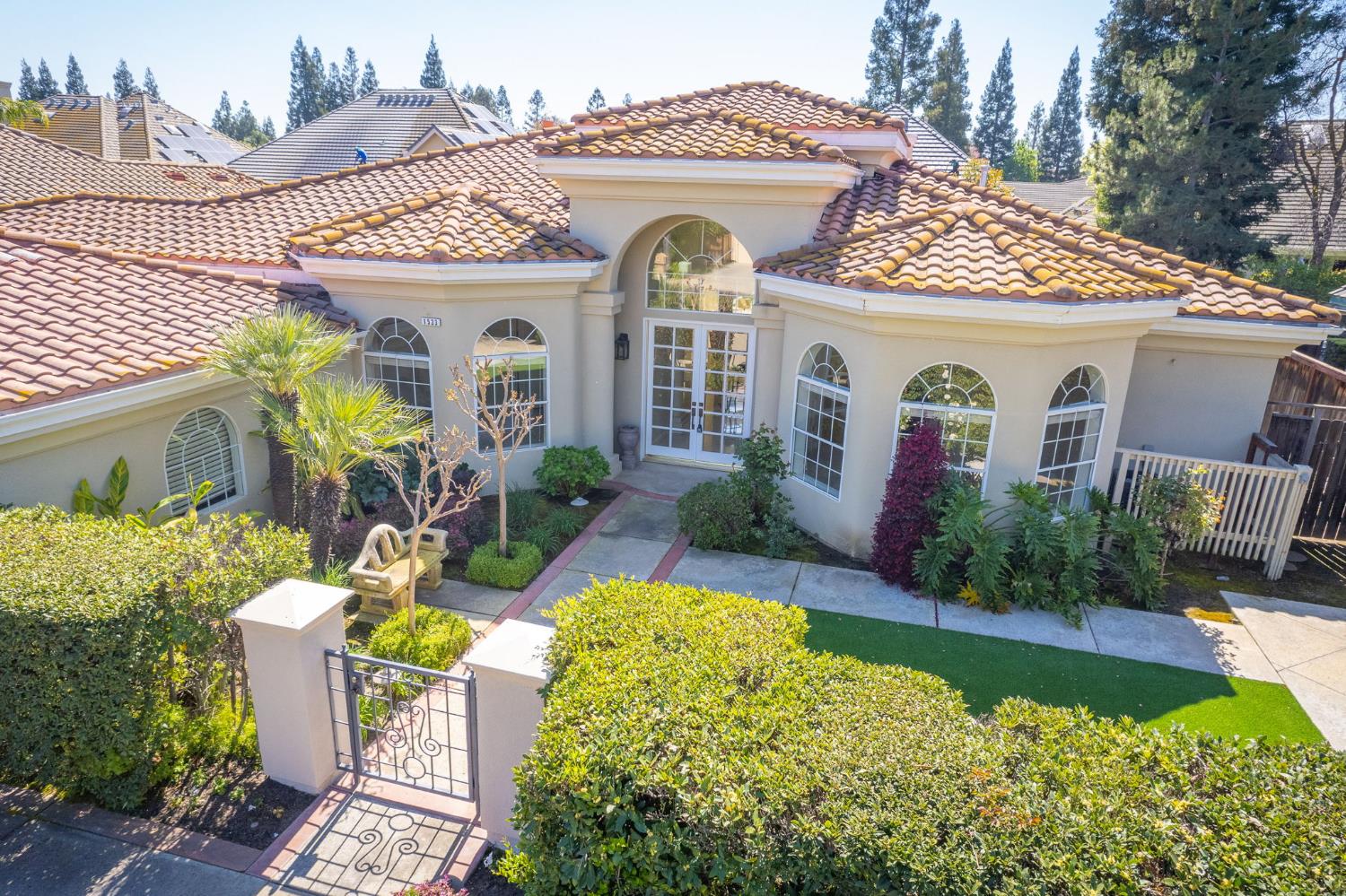 1533 E Forest Oaks Dr, Fresno, CA 93730
