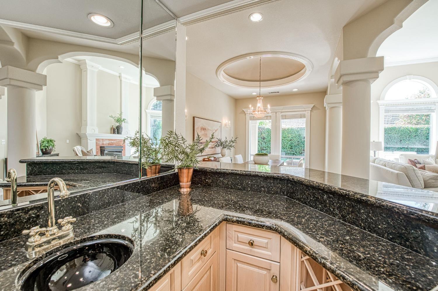 1533 E Forest Oaks Dr, Fresno, CA 93730