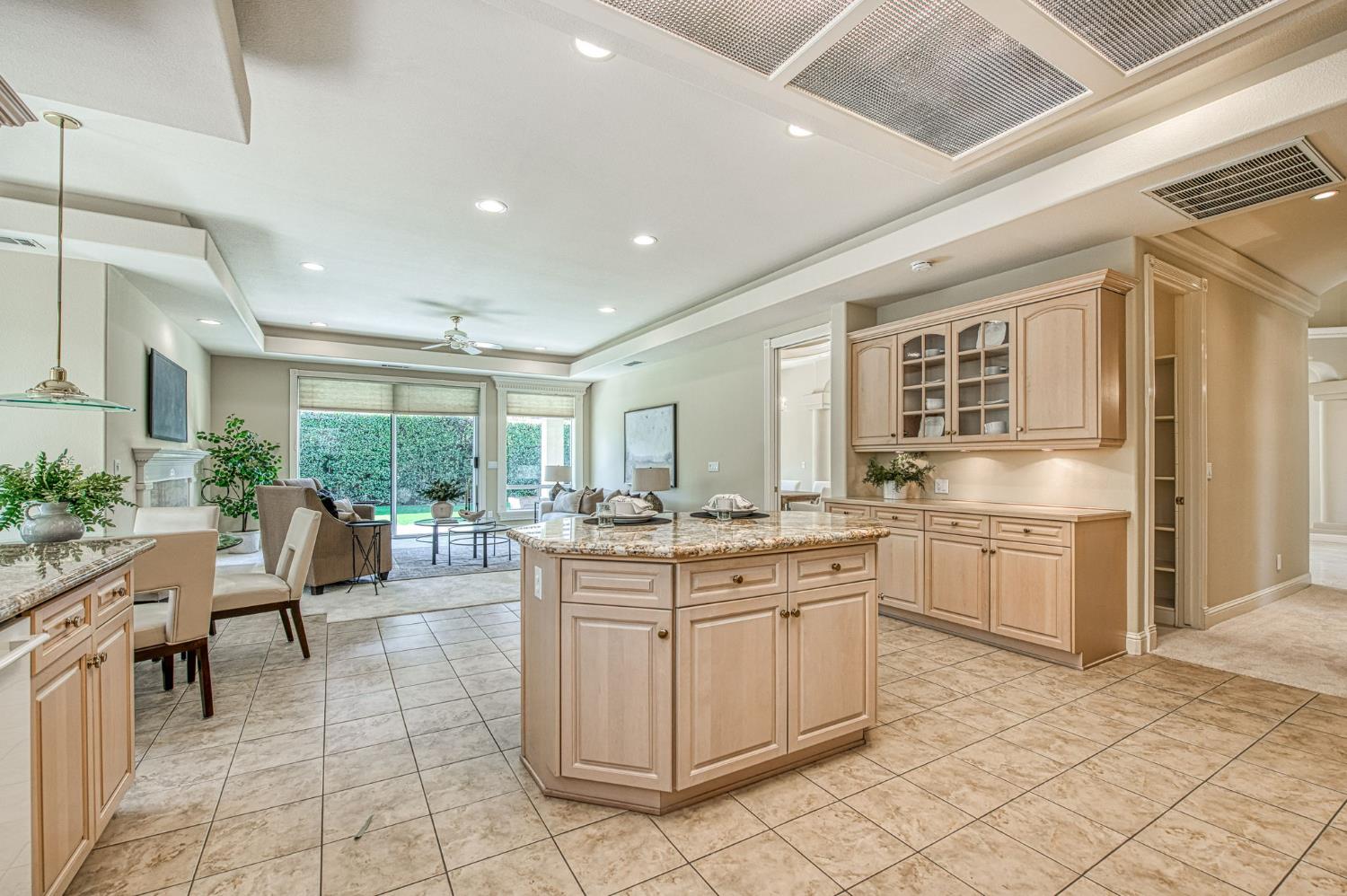 1533 E Forest Oaks Dr, Fresno, CA 93730