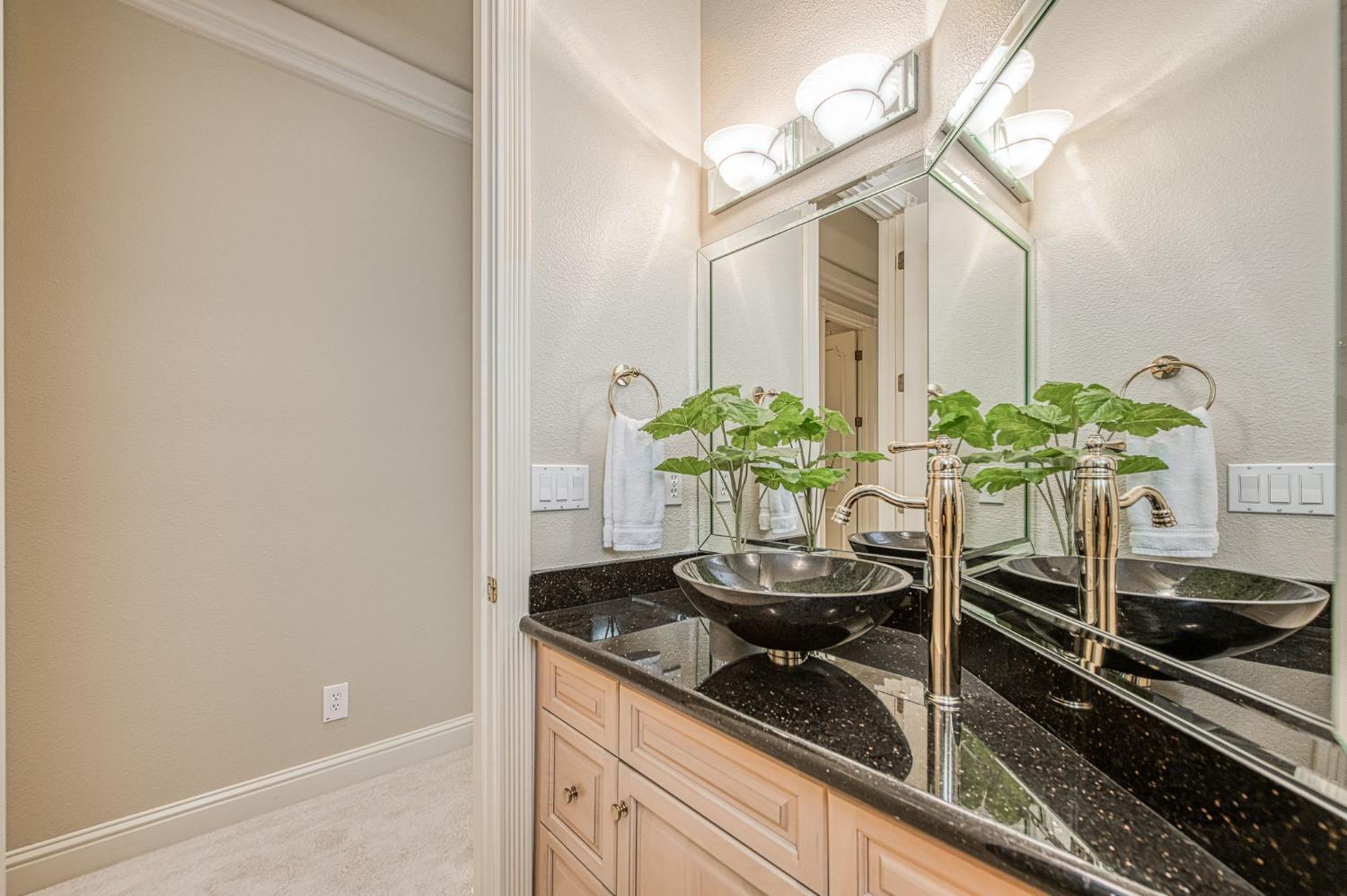 1533 E Forest Oaks Dr, Fresno, CA 93730