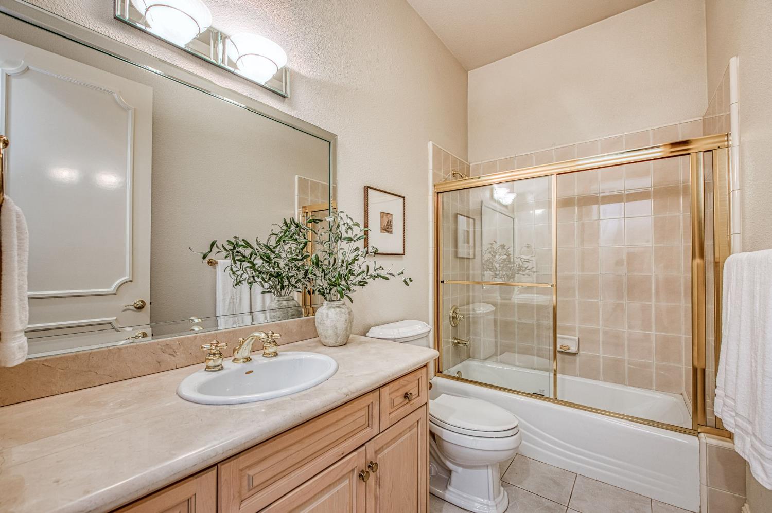 1533 E Forest Oaks Dr, Fresno, CA 93730