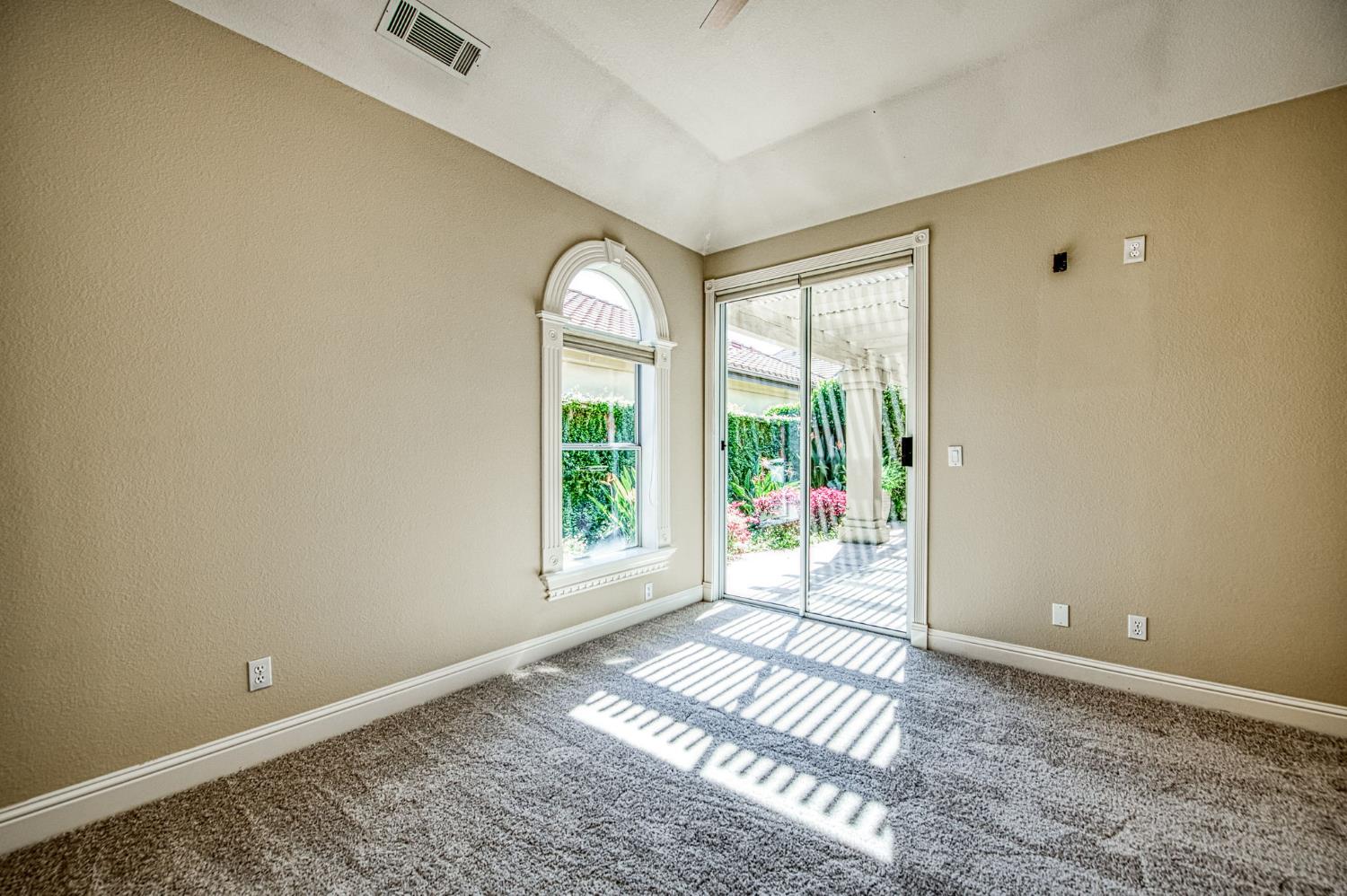 1533 E Forest Oaks Dr, Fresno, CA 93730