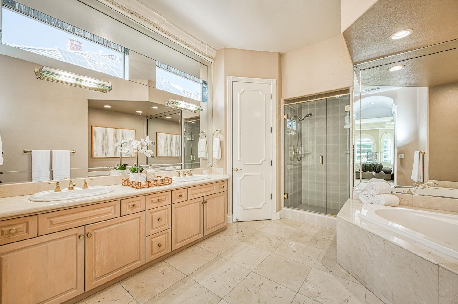 1533 E Forest Oaks Dr, Fresno, CA 93730