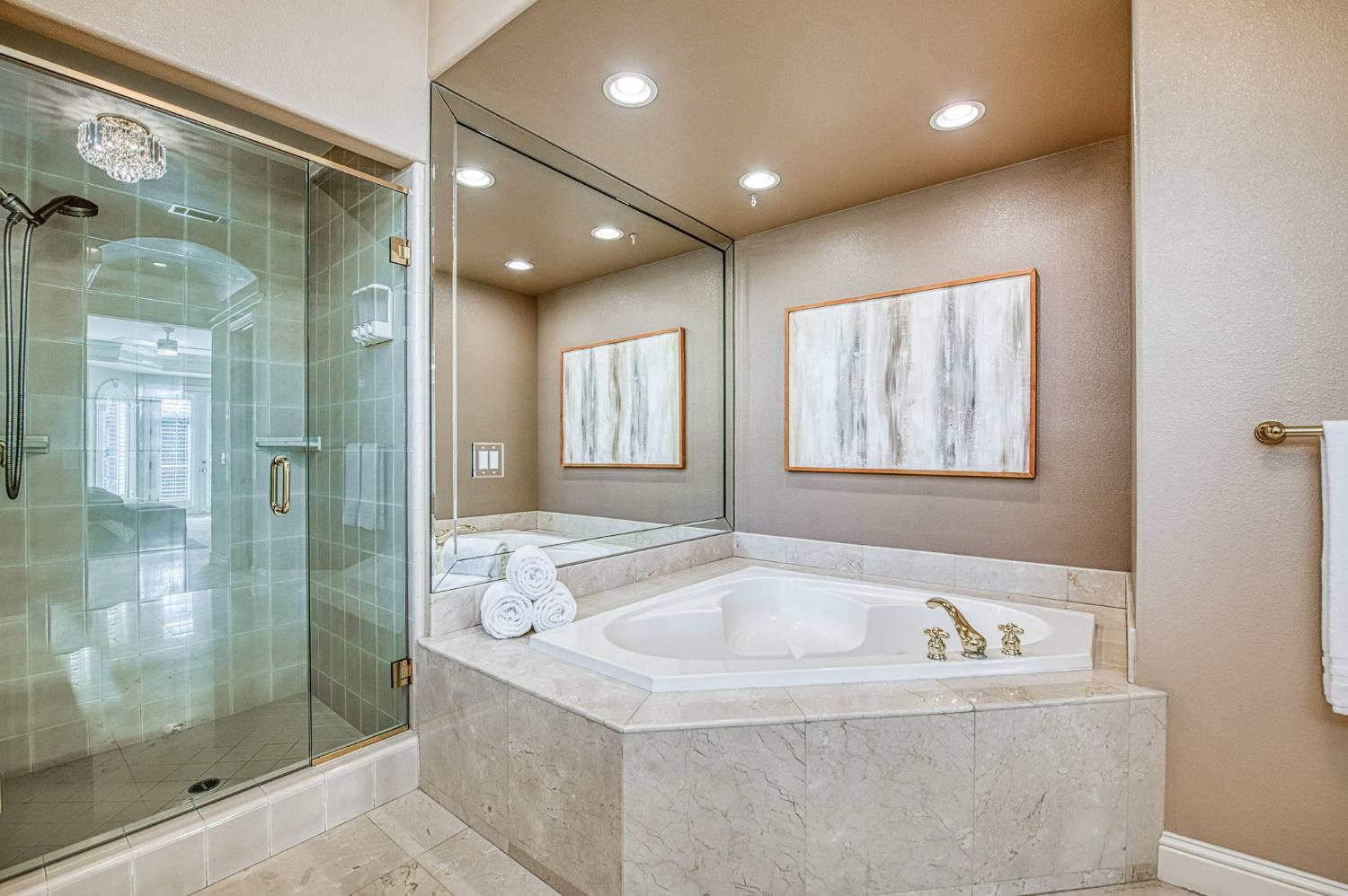 1533 E Forest Oaks Dr, Fresno, CA 93730