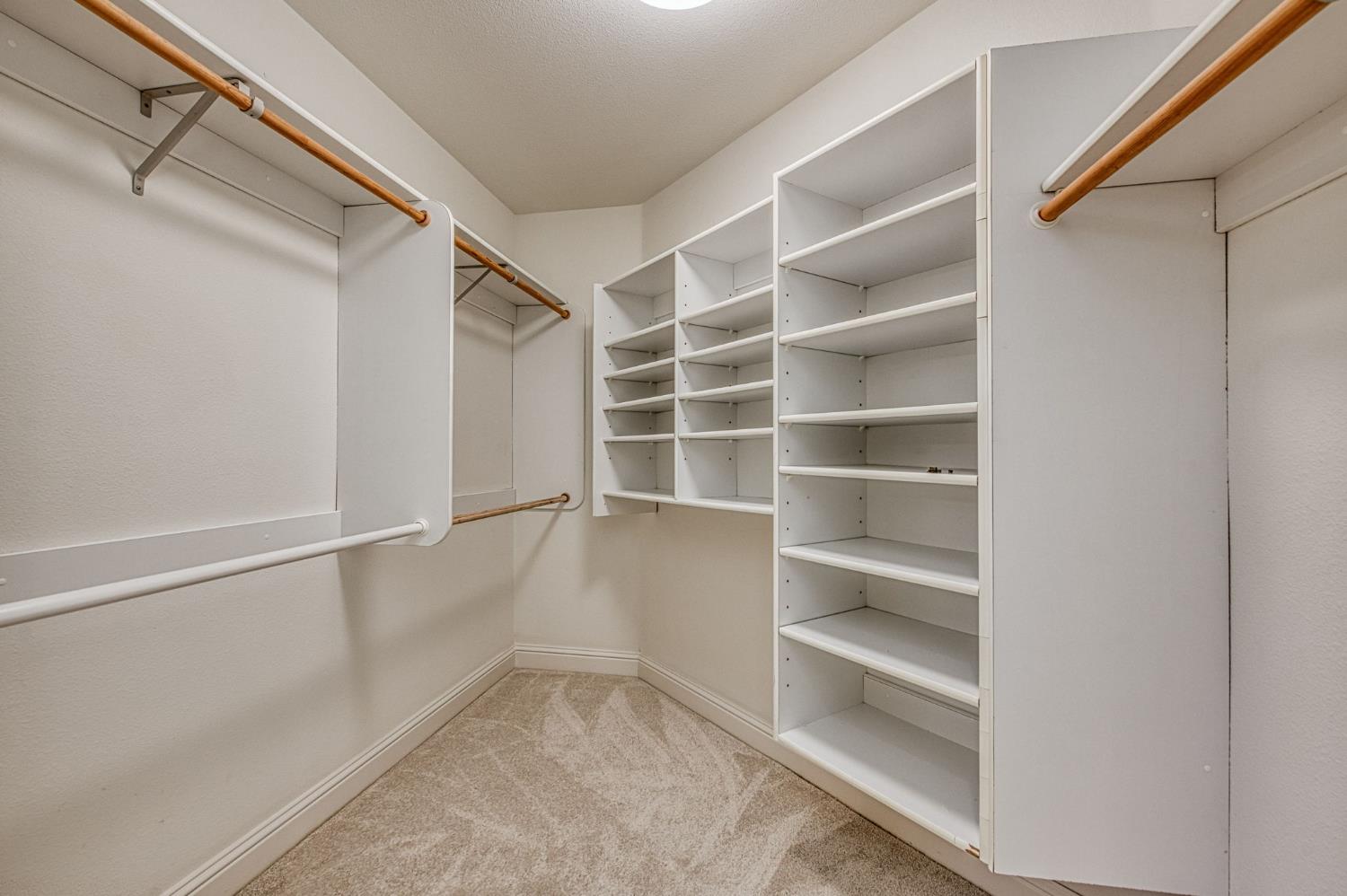 1533 E Forest Oaks Dr, Fresno, CA 93730