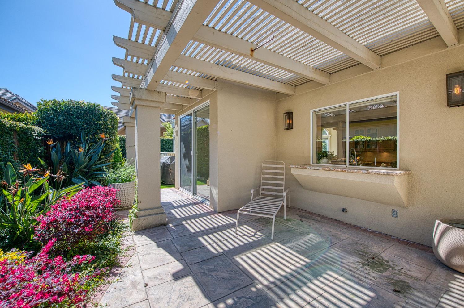 1533 E Forest Oaks Dr, Fresno, CA 93730