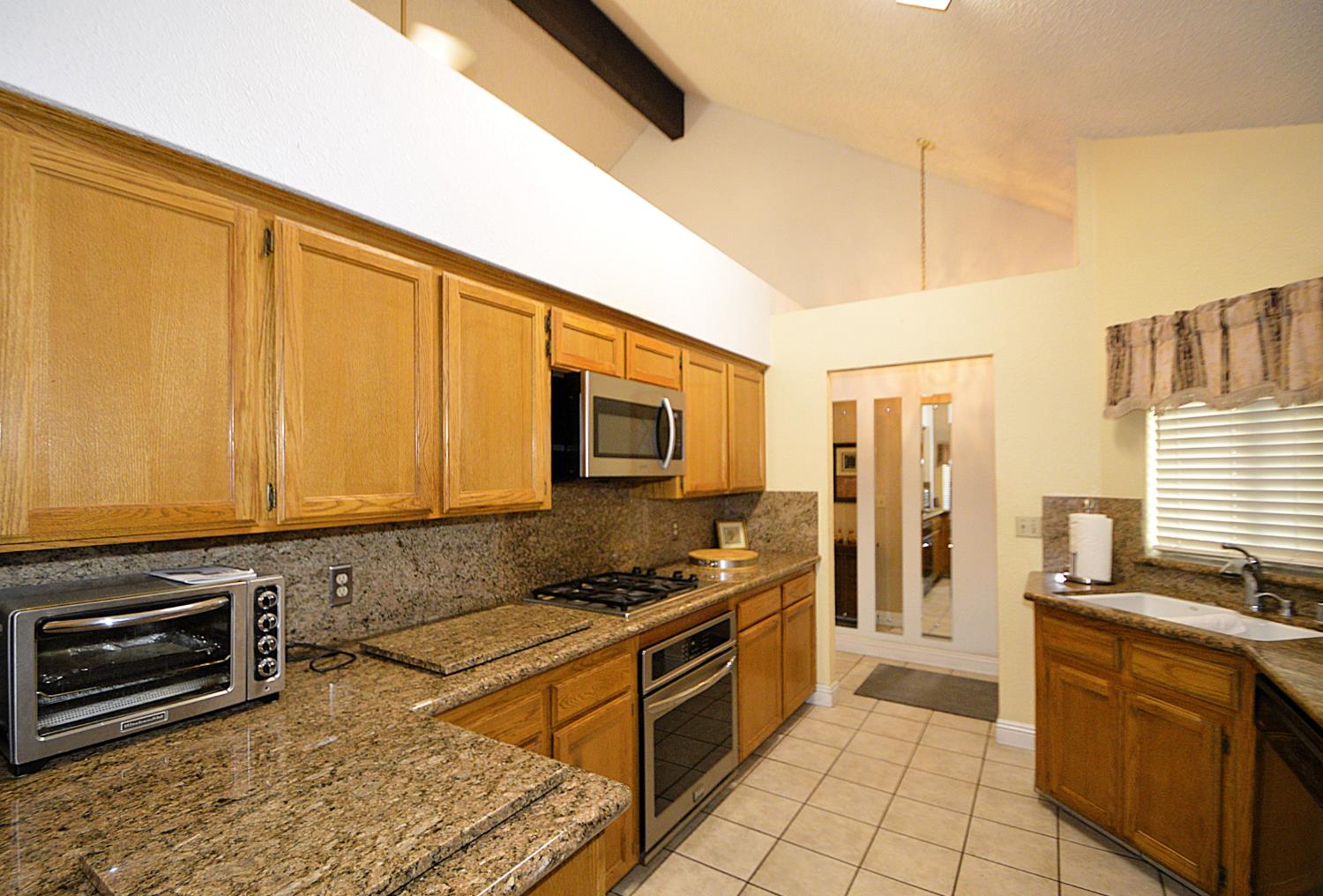 2037 E Decatur Ave, Fresno, CA 93720