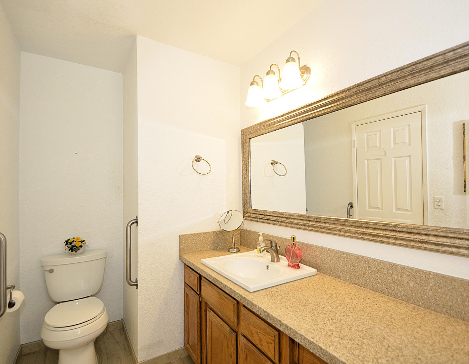 2037 E Decatur Ave, Fresno, CA 93720