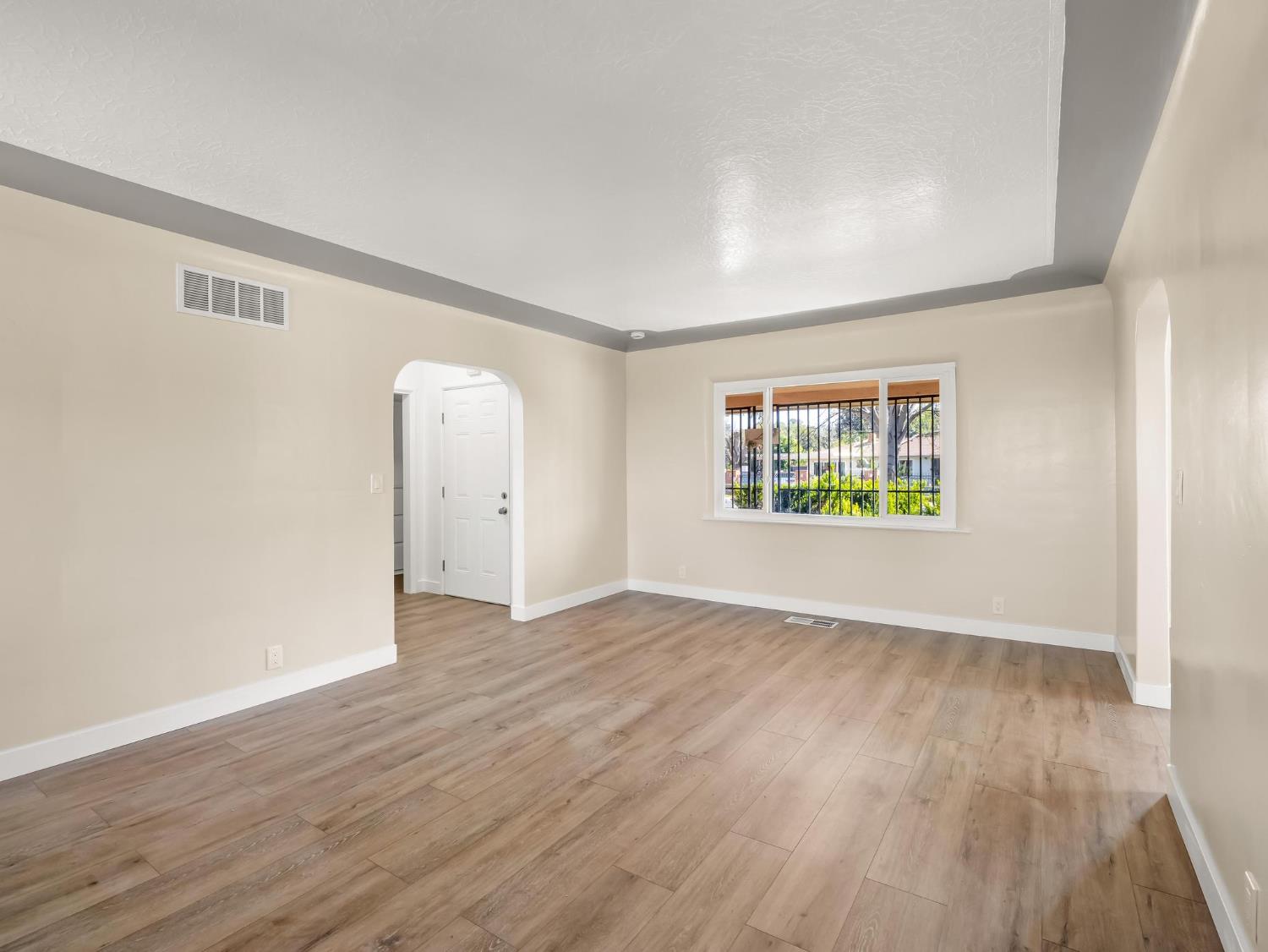 5017 E Washington Ave, Fresno, CA 93727