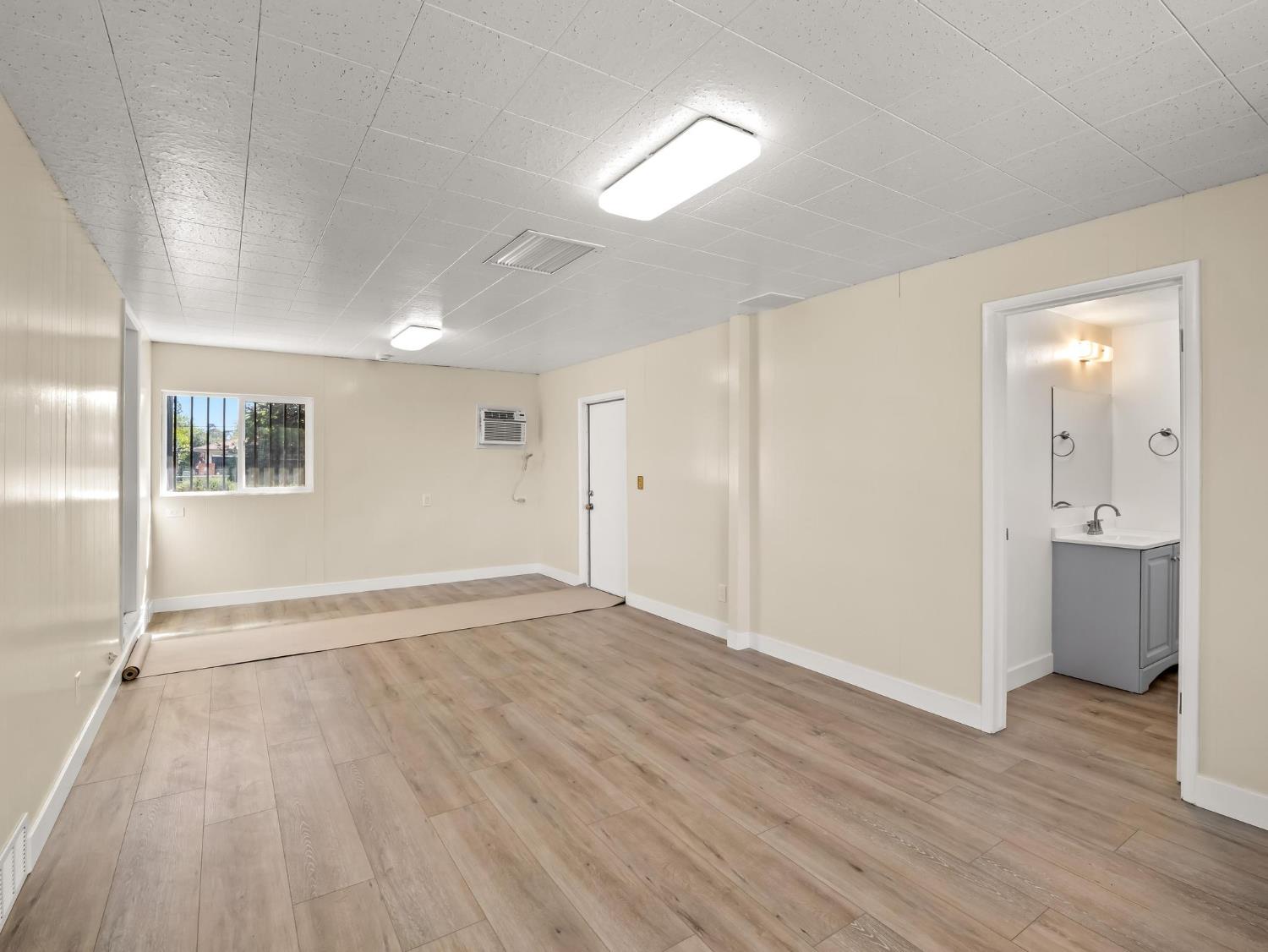 5017 E Washington Ave, Fresno, CA 93727