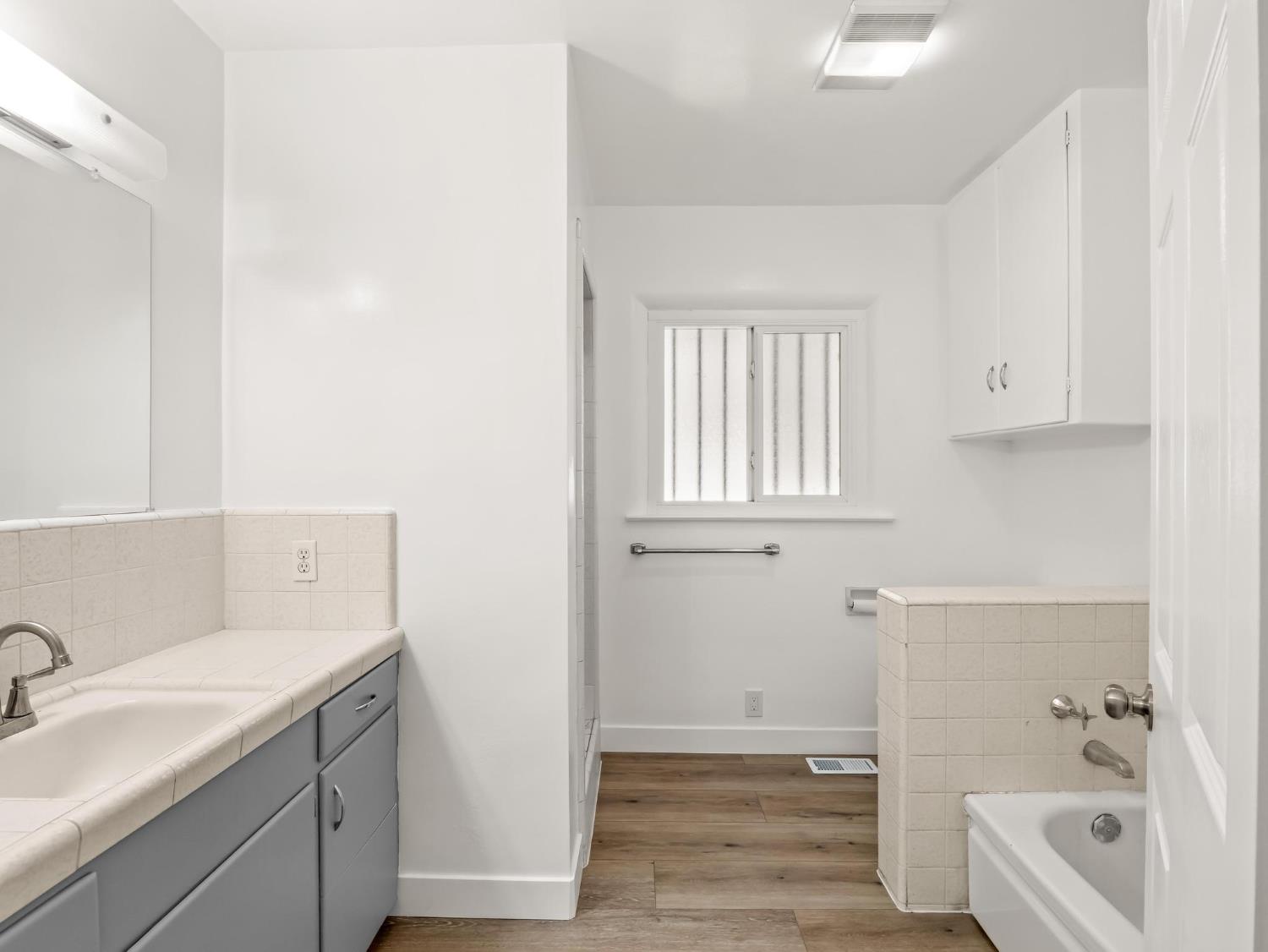 5017 E Washington Ave, Fresno, CA 93727