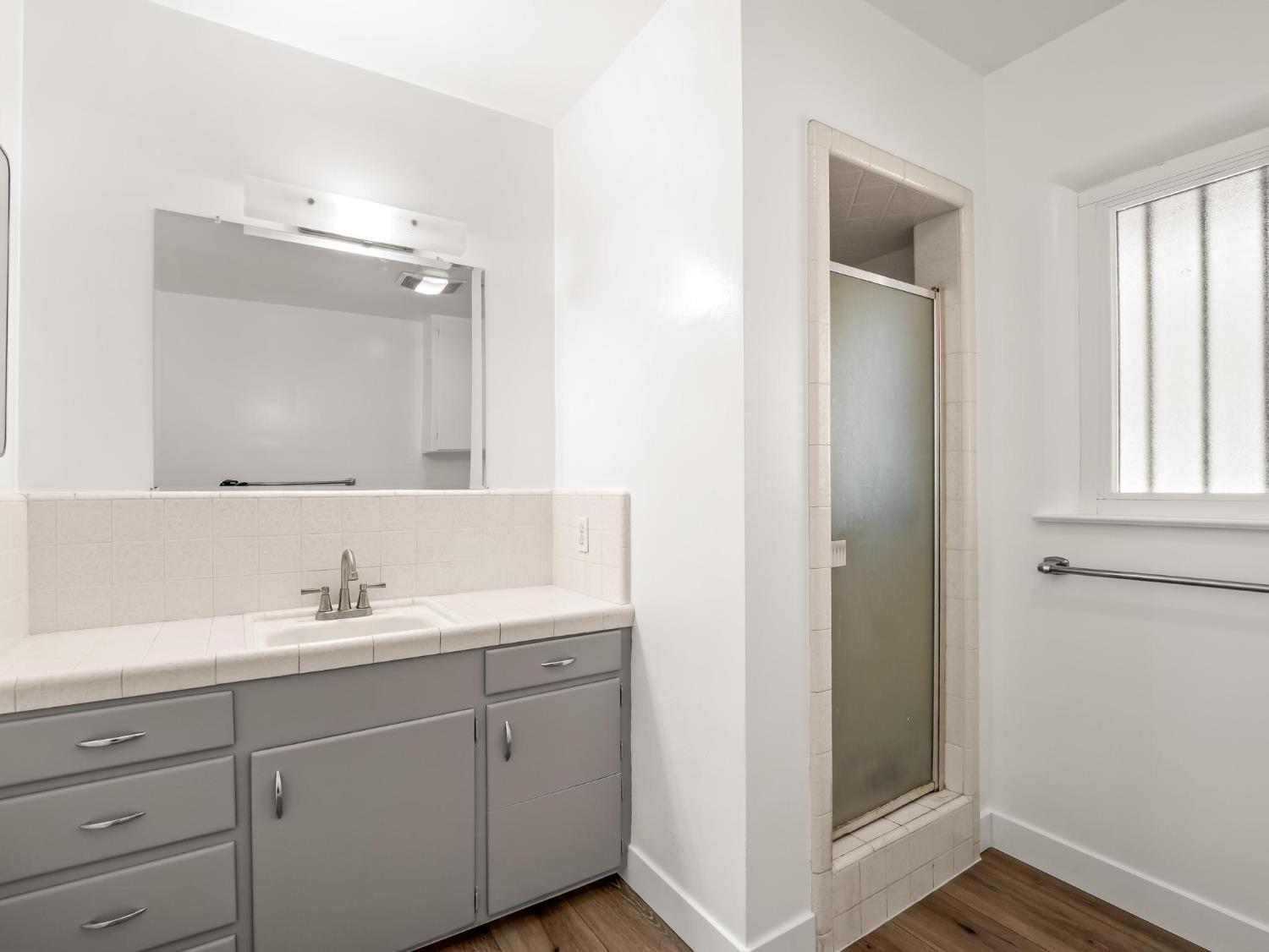 5017 E Washington Ave, Fresno, CA 93727