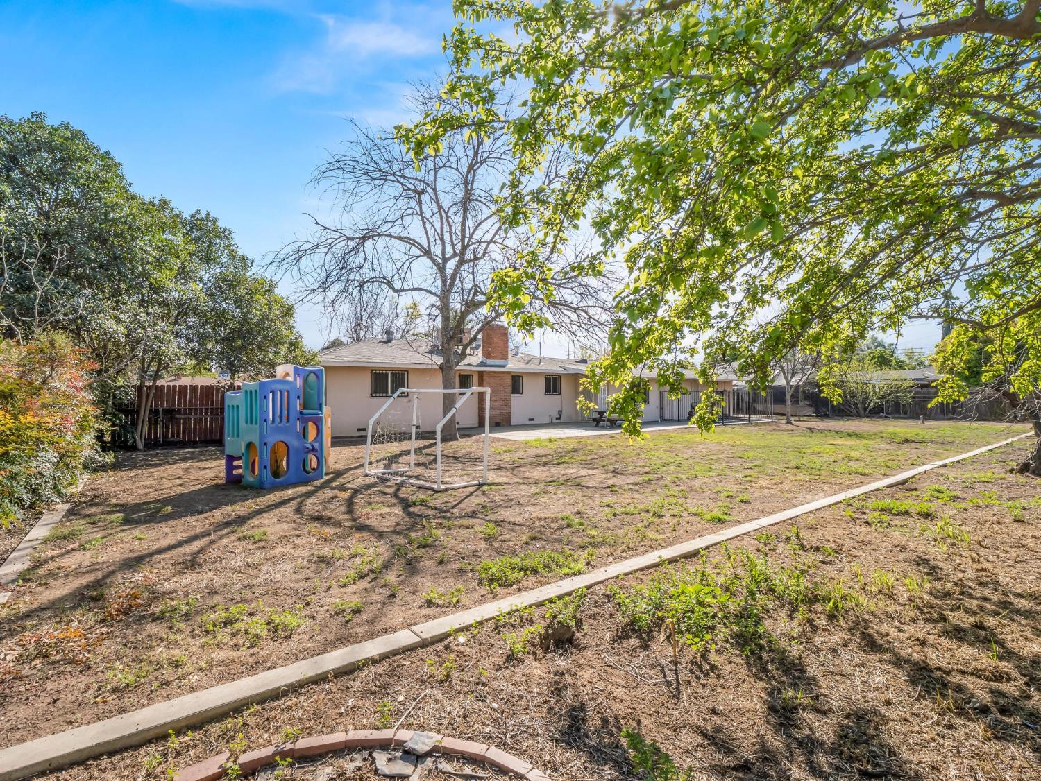 5017 E Washington Ave, Fresno, CA 93727