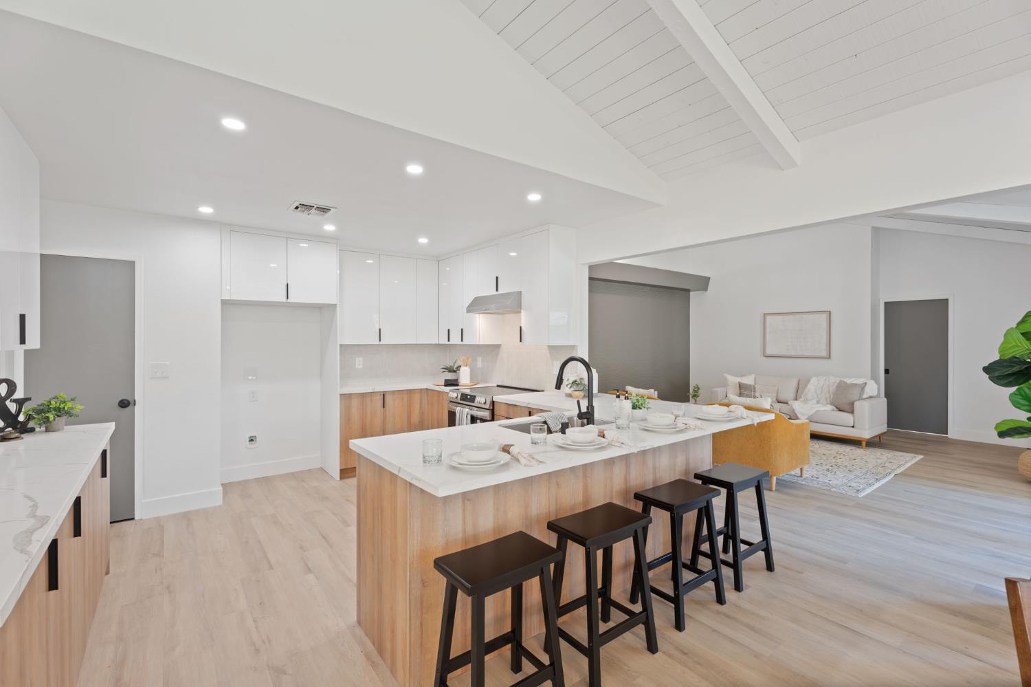 2740 W San Madele Ave, Fresno, CA 39711