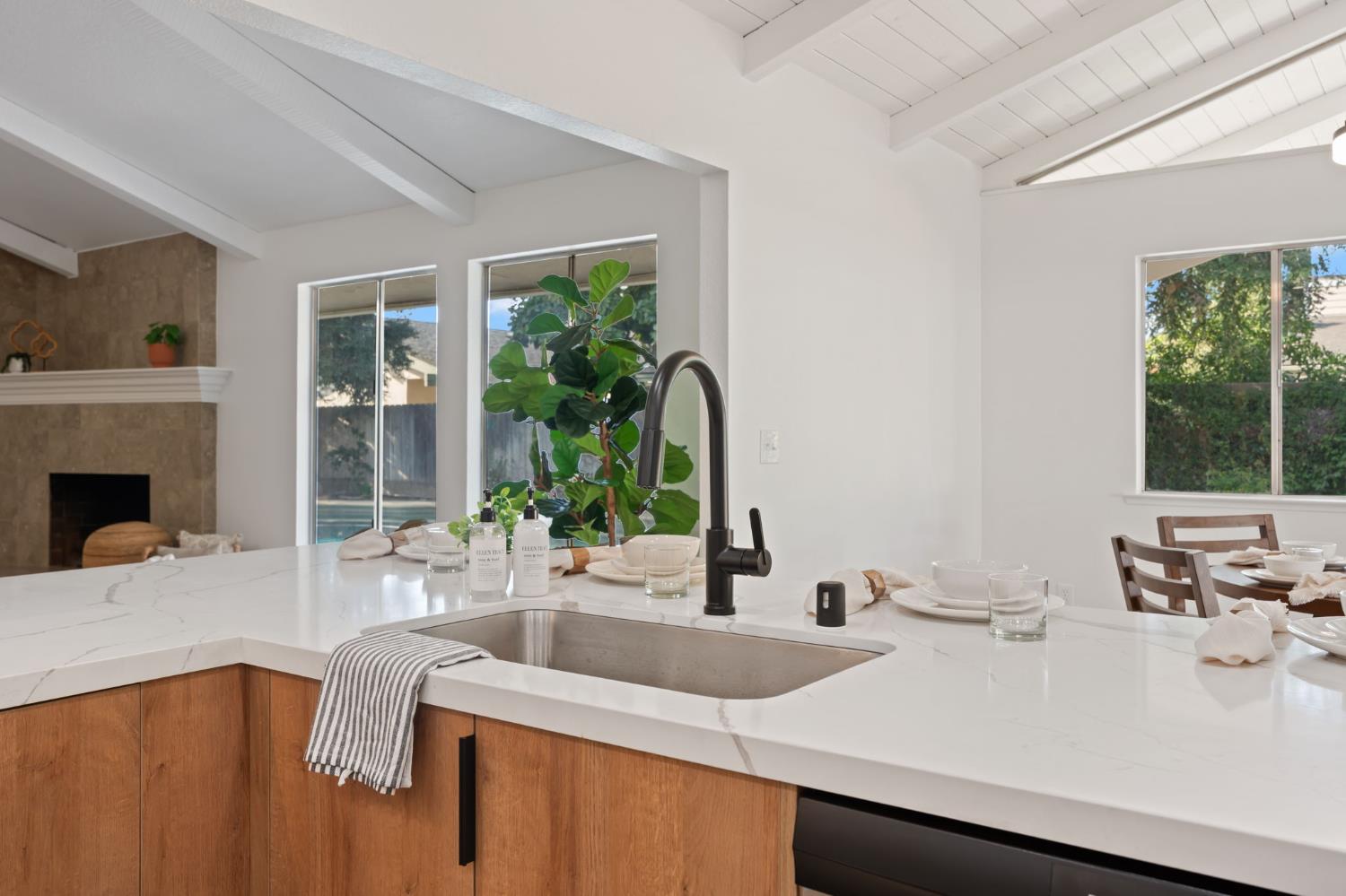 2740 W San Madele Ave, Fresno, CA 39711