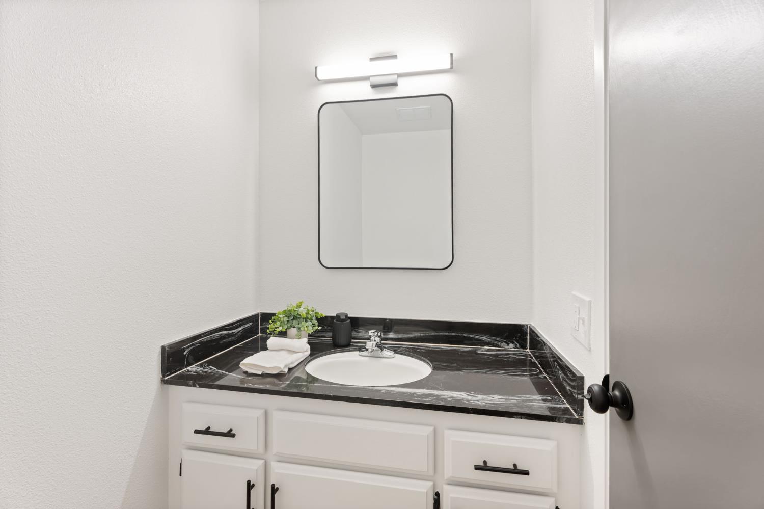 2740 W San Madele Ave, Fresno, CA 39711