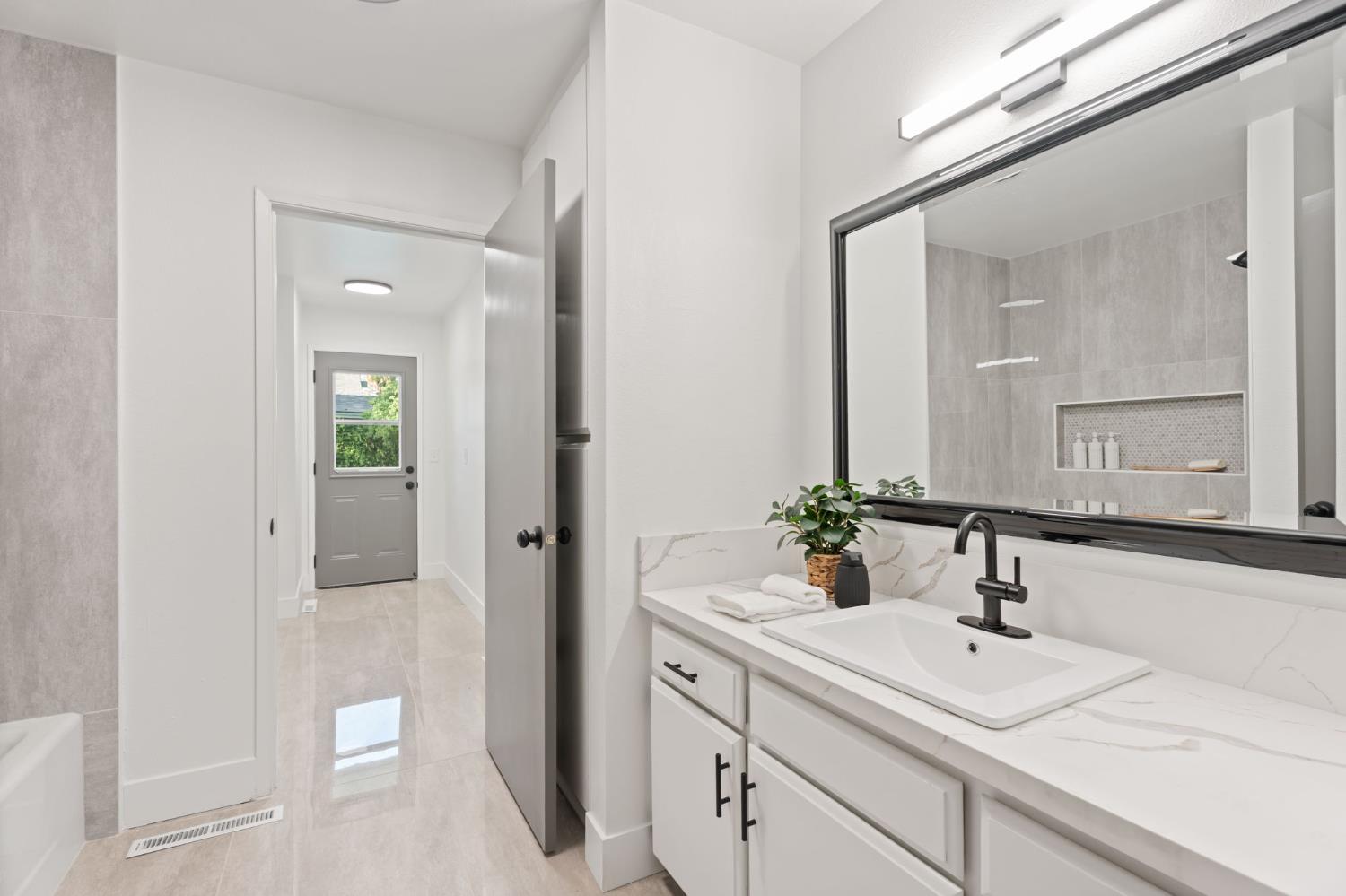 2740 W San Madele Ave, Fresno, CA 39711