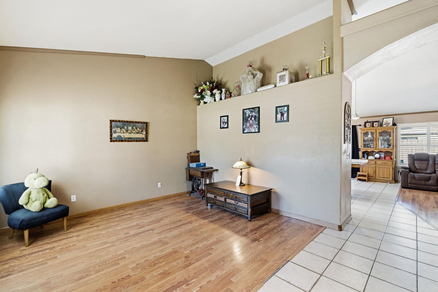 3525 S Martin Ct, Visalia, CA 93277