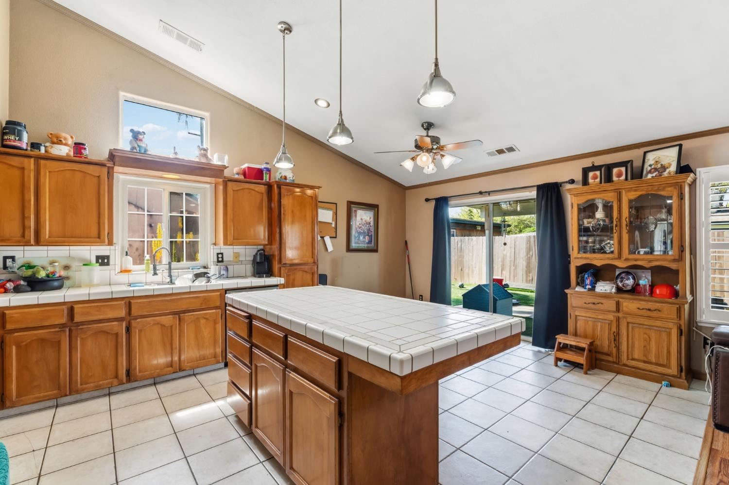 3525 S Martin Ct, Visalia, CA 93277