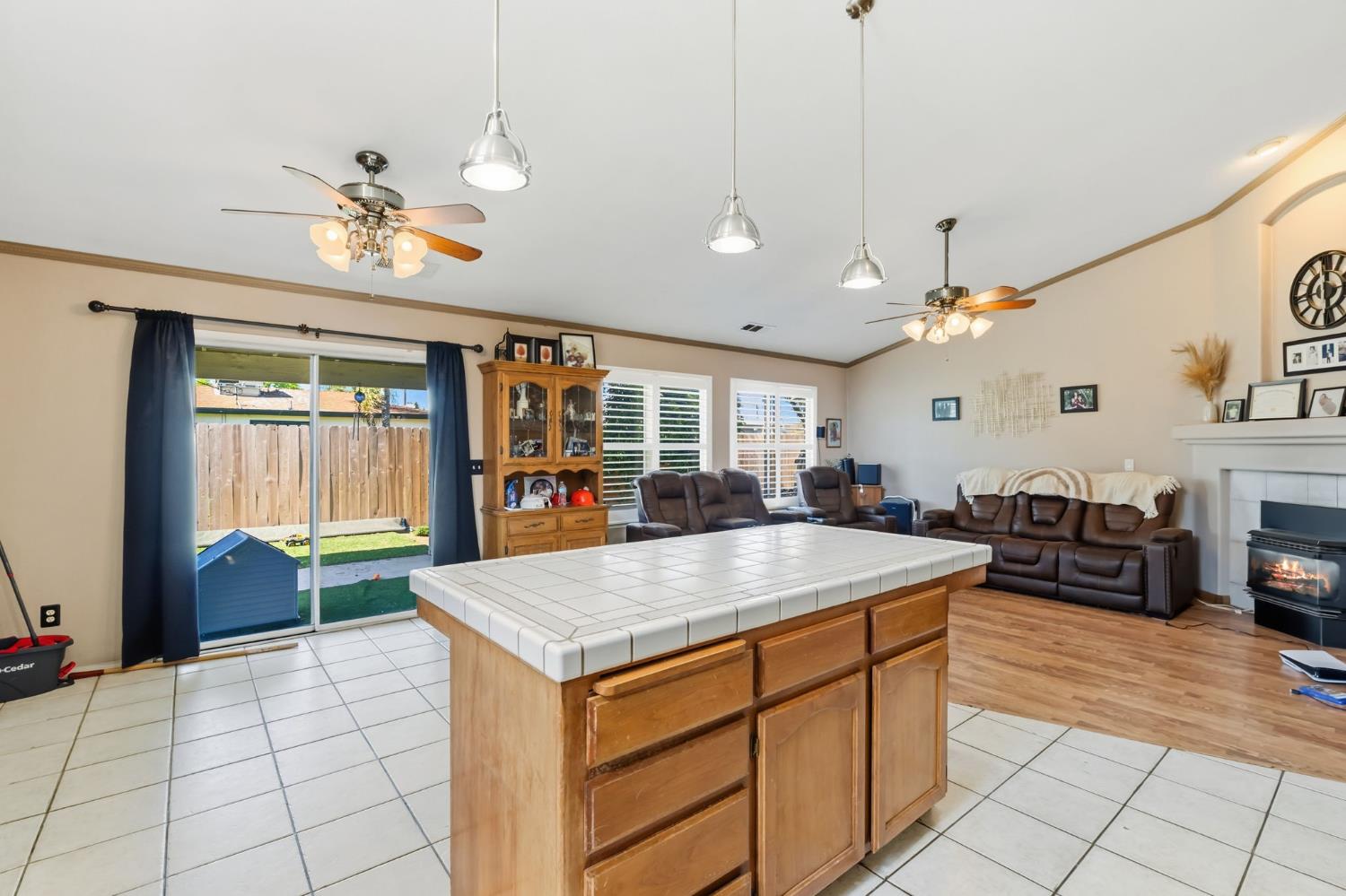 3525 S Martin Ct, Visalia, CA 93277