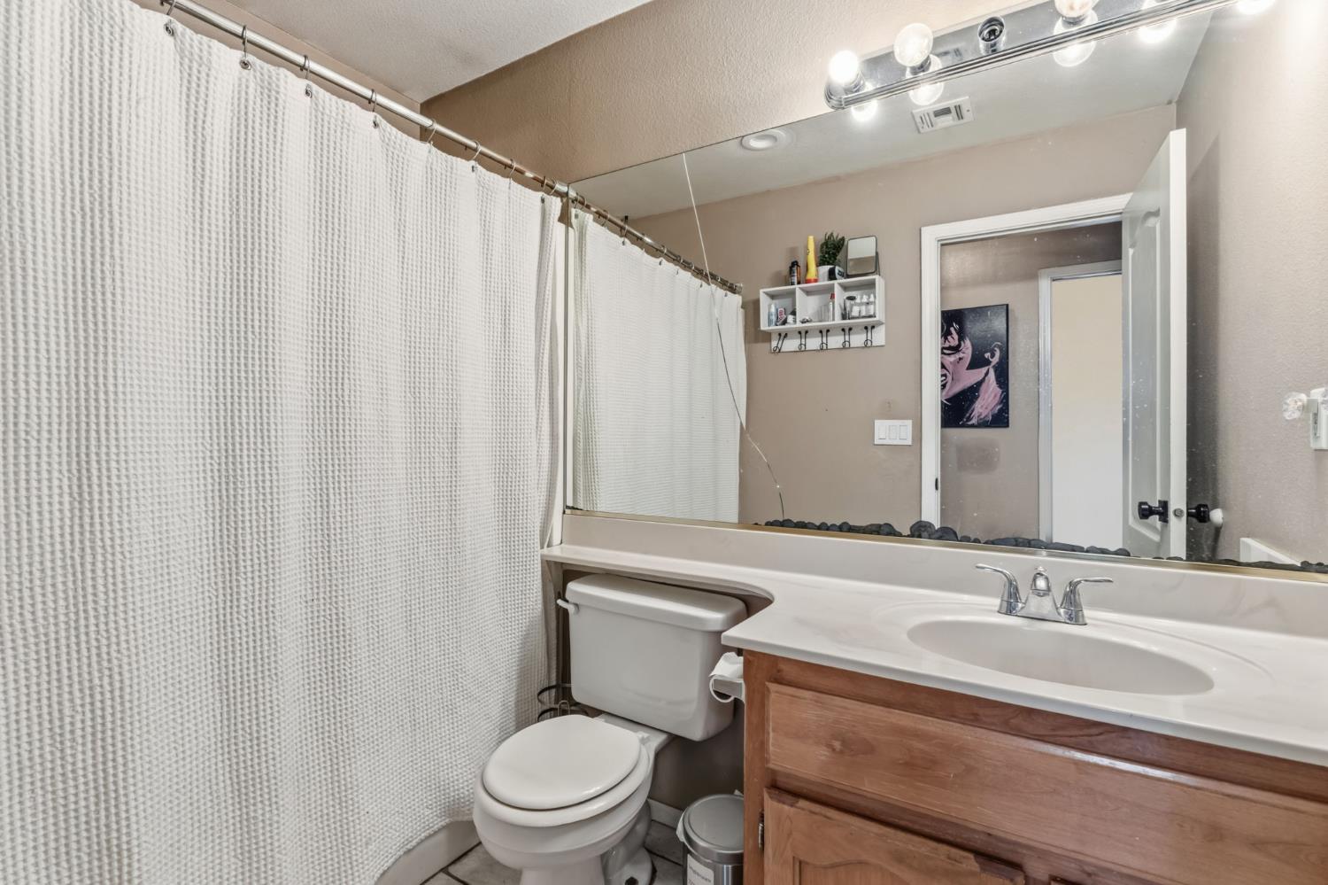 3525 S Martin Ct, Visalia, CA 93277