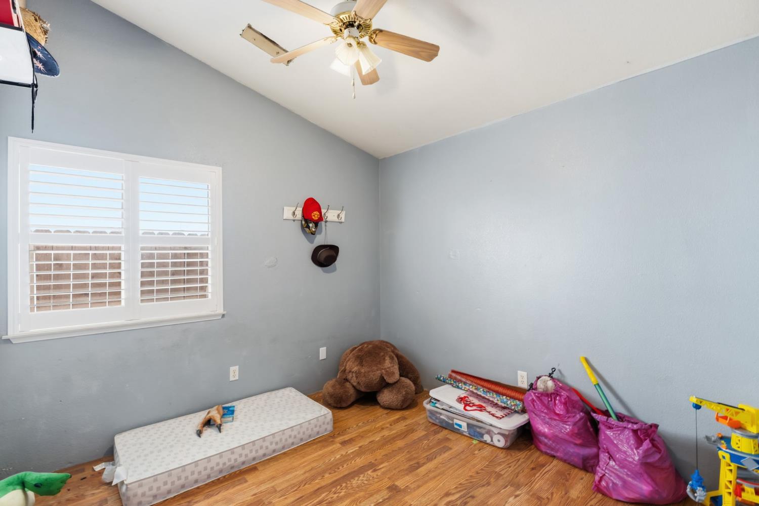 3525 S Martin Ct, Visalia, CA 93277