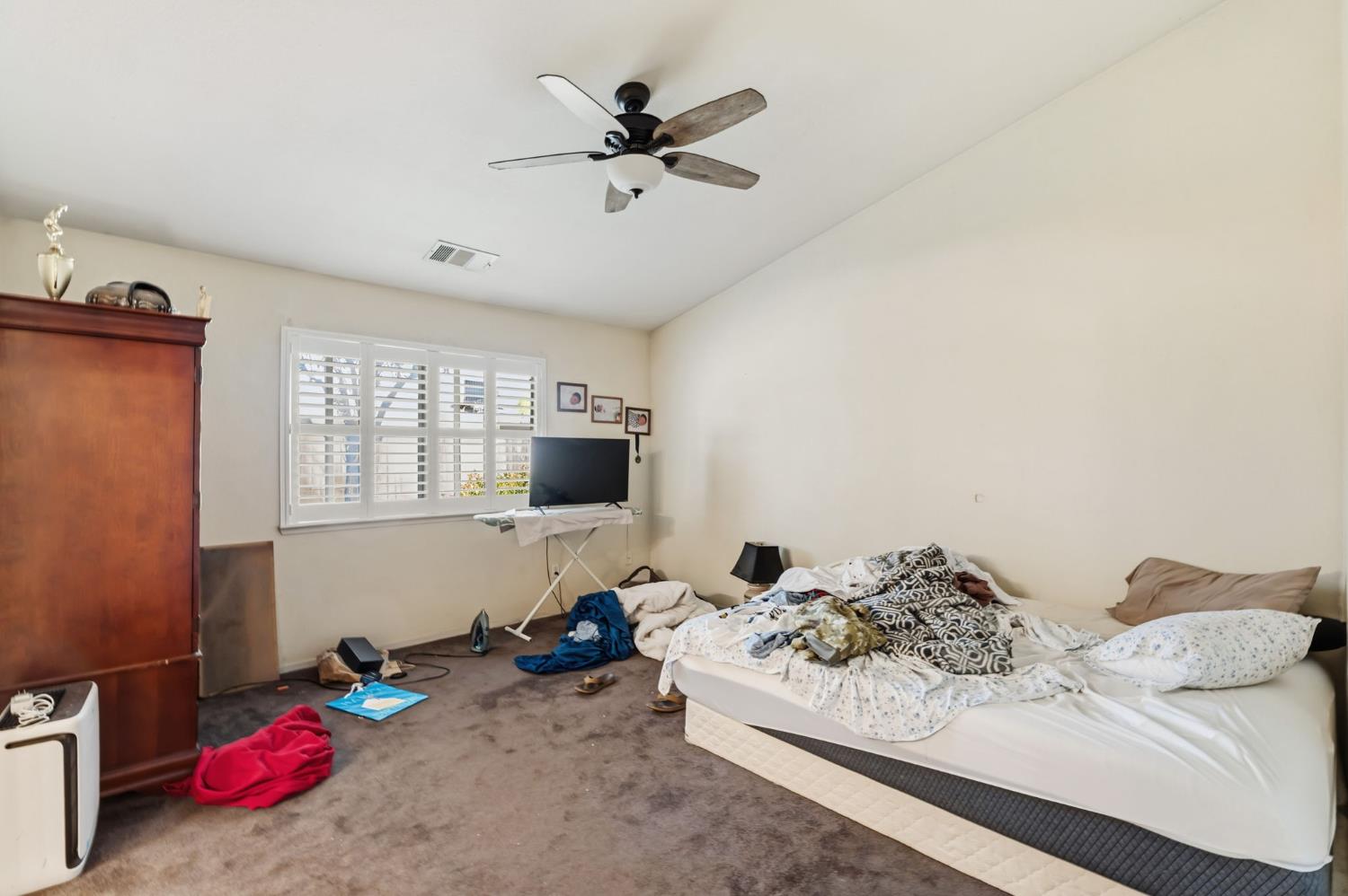 3525 S Martin Ct, Visalia, CA 93277