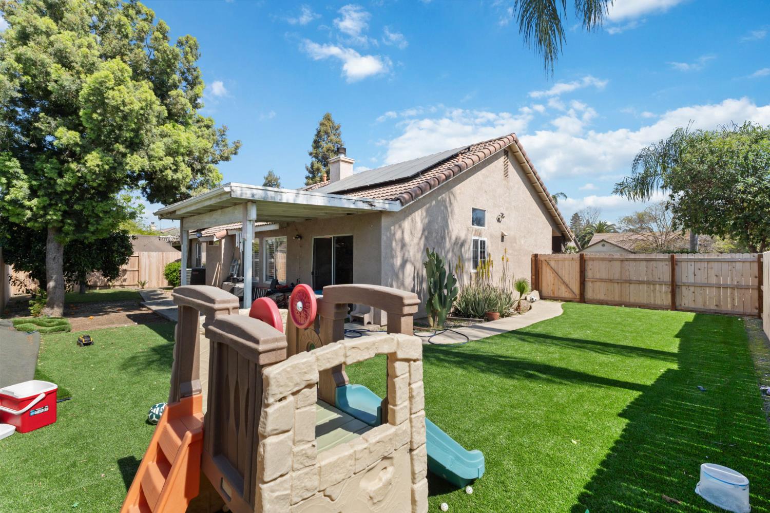 3525 S Martin Ct, Visalia, CA 93277