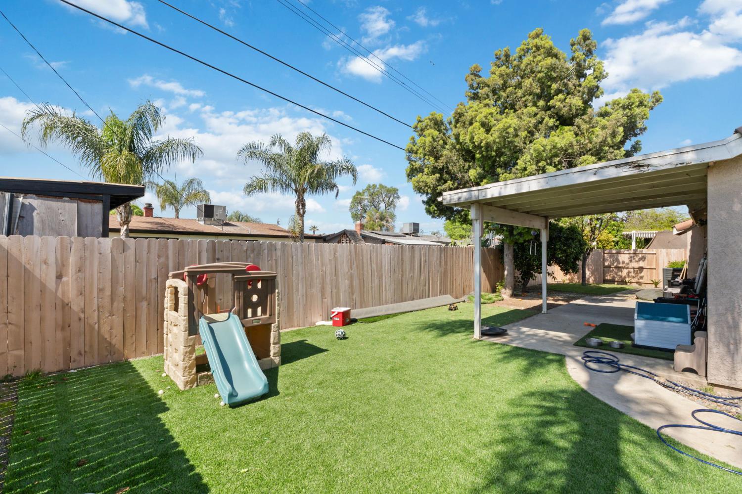 3525 S Martin Ct, Visalia, CA 93277