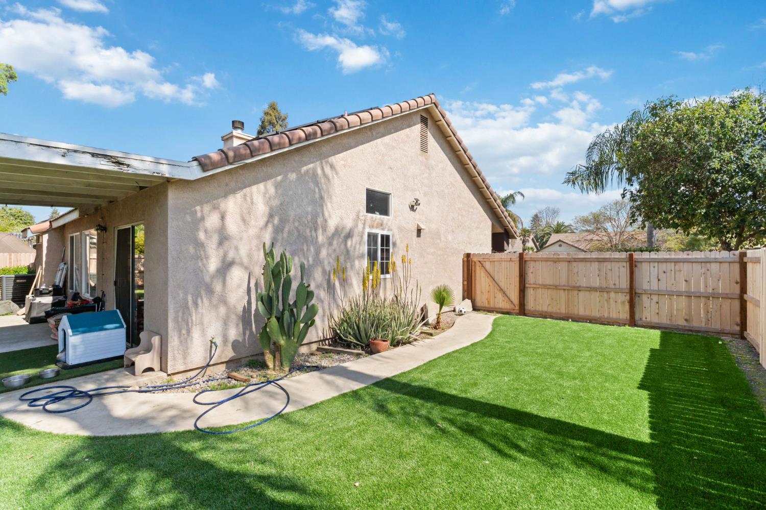 3525 S Martin Ct, Visalia, CA 93277