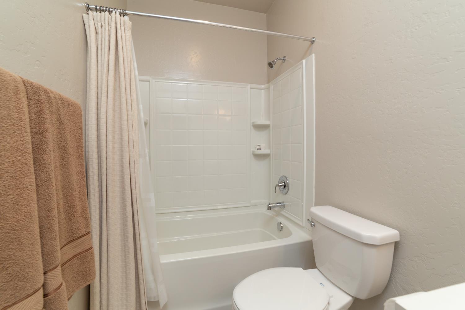 6026 E Fedora Ave, Fresno, CA 93727