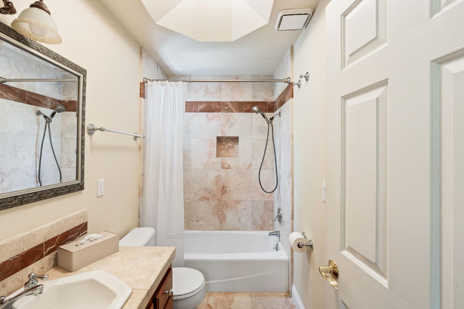 14215 Killarney Dr, Madera, CA 93636