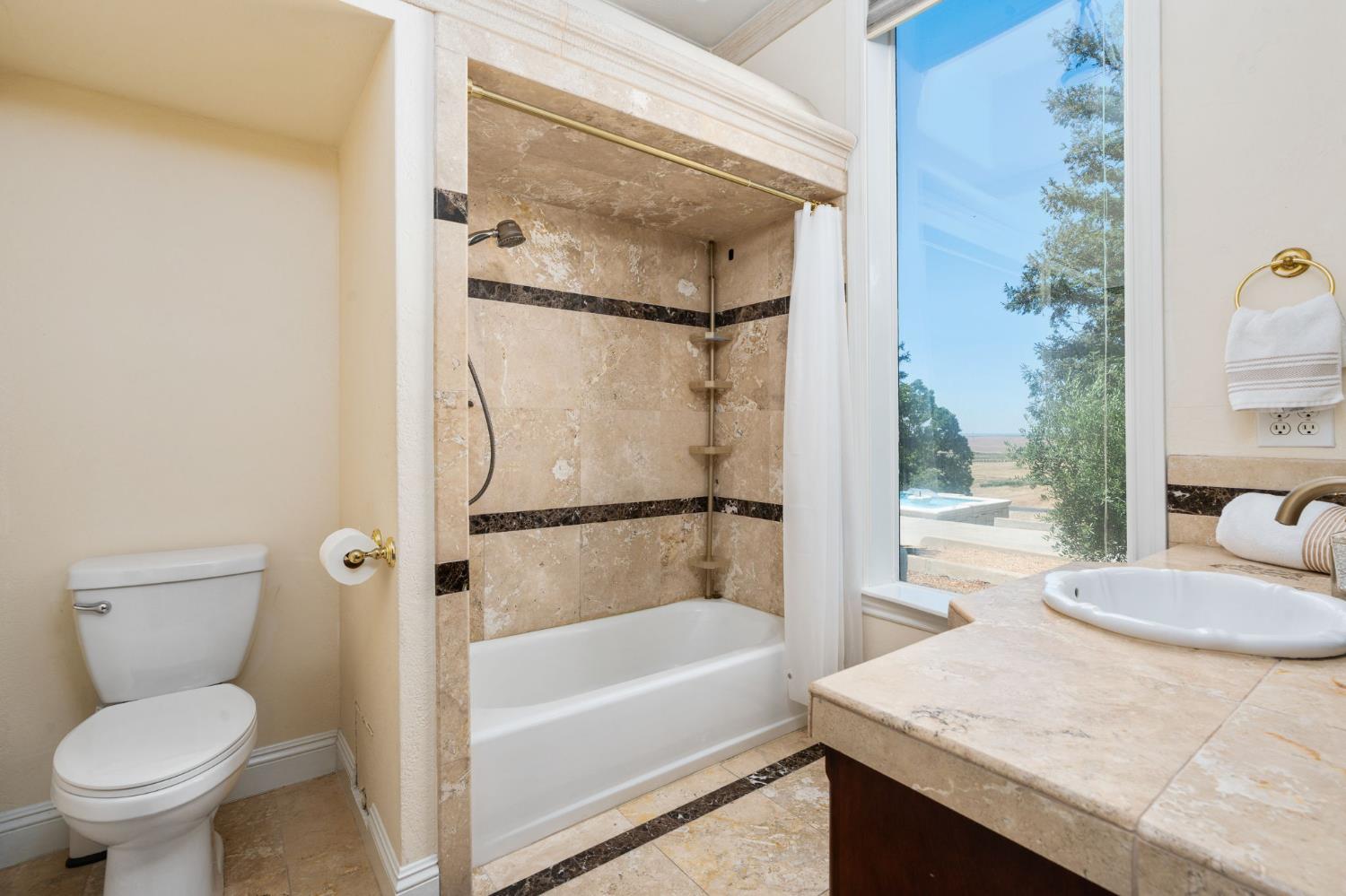 14215 Killarney Dr, Madera, CA 93636