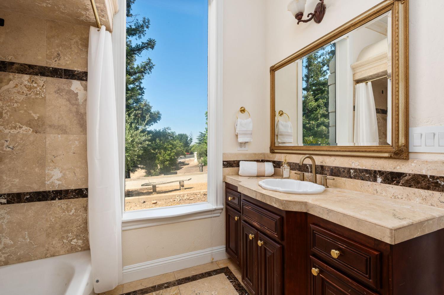 14215 Killarney Dr, Madera, CA 93636