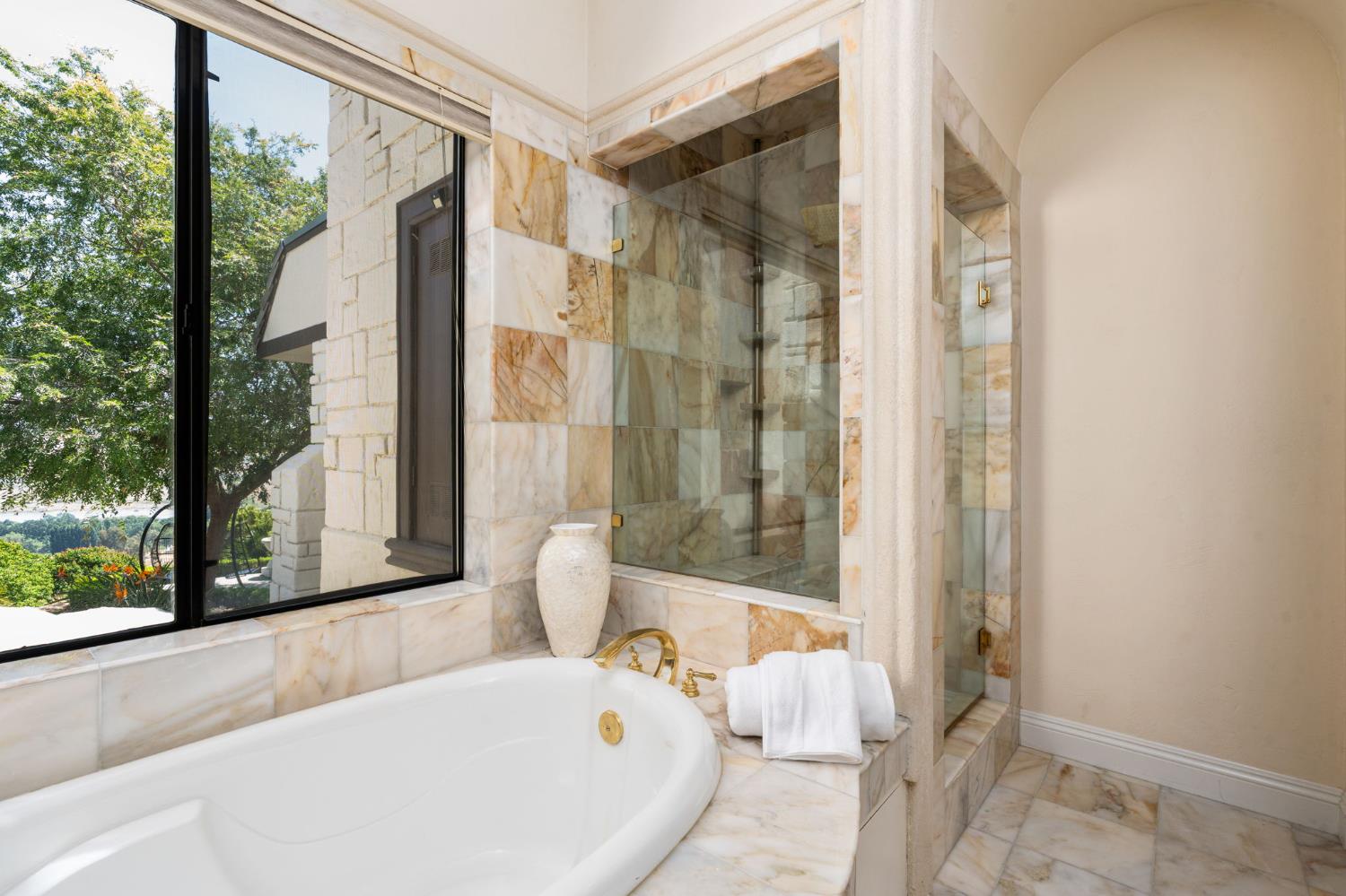 14215 Killarney Dr, Madera, CA 93636