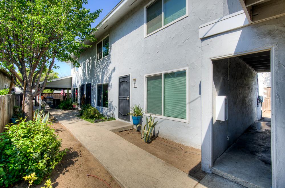 402 N Poplar Ave, Fresno, CA 93701