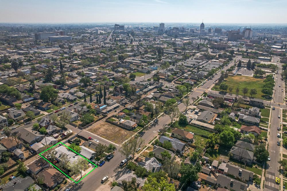 402 N Poplar Ave, Fresno, CA 93701