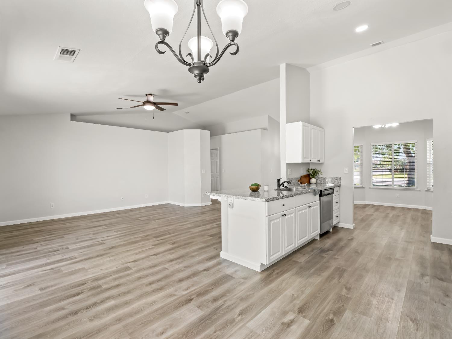 390 Tucker Ave, Sanger, CA 93657