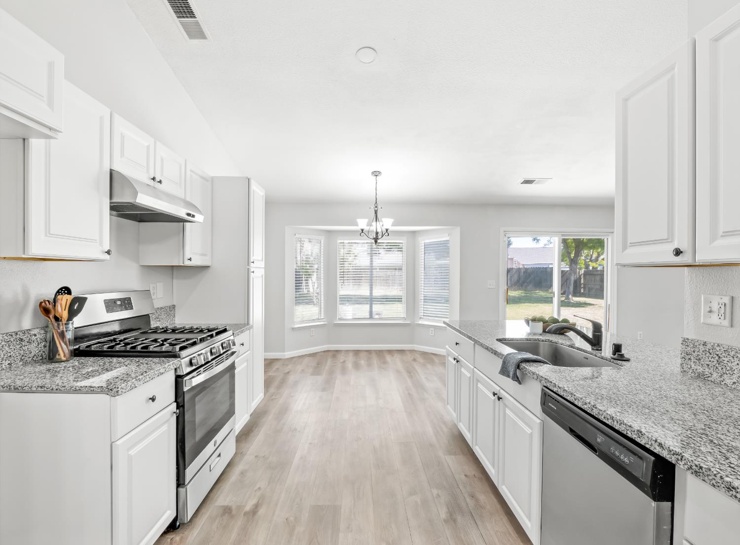 390 Tucker Ave, Sanger, CA 93657