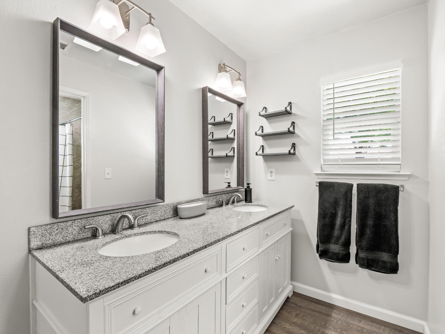 390 Tucker Ave, Sanger, CA 93657