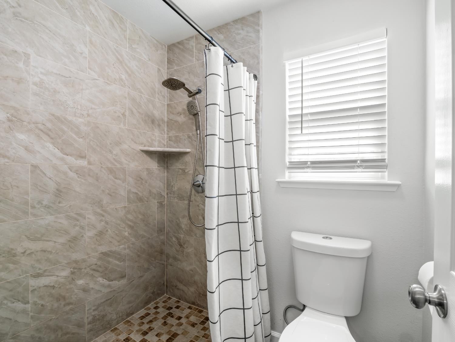 390 Tucker Ave, Sanger, CA 93657